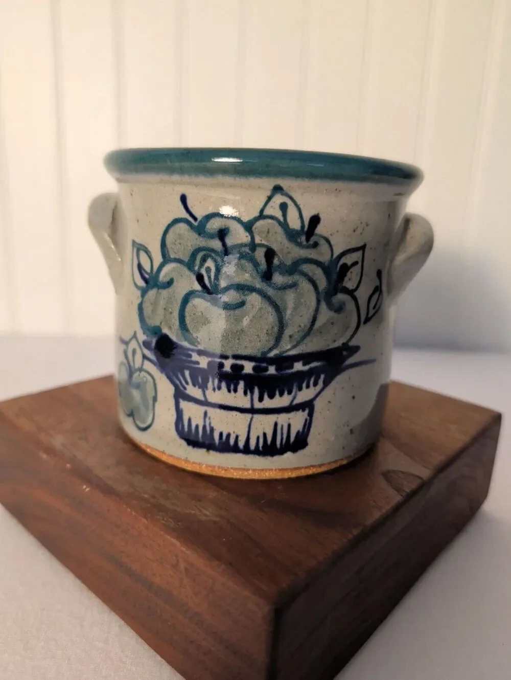 Vintage Great Bay Pottery Small Handled Stoneware Crock – Blue Apples in Basket